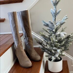 TAN SEUDE WIDE CALF BOOTS